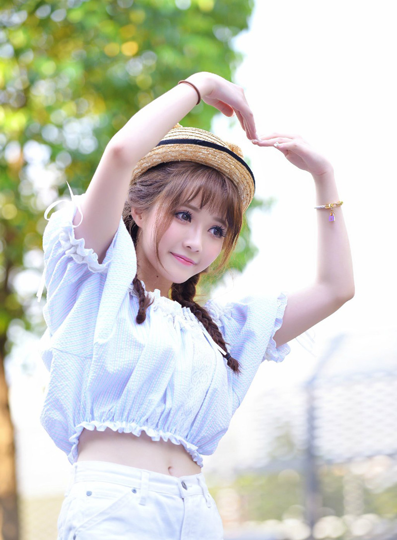 姐妹俩依言进来，大乔担忧的看了小乔一眼，连忙向吕布道：“夫君，妹妹她只是……毕竟当年也算相识一场，并不是……”
